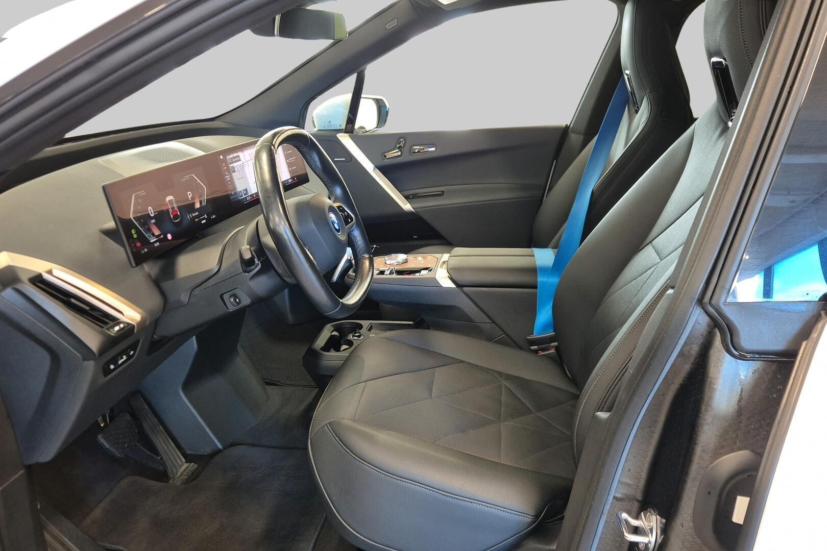 BMW iX iso kuva 9