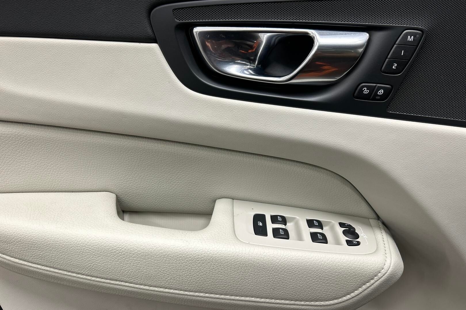 Volvo XC60 iso kuva 23
