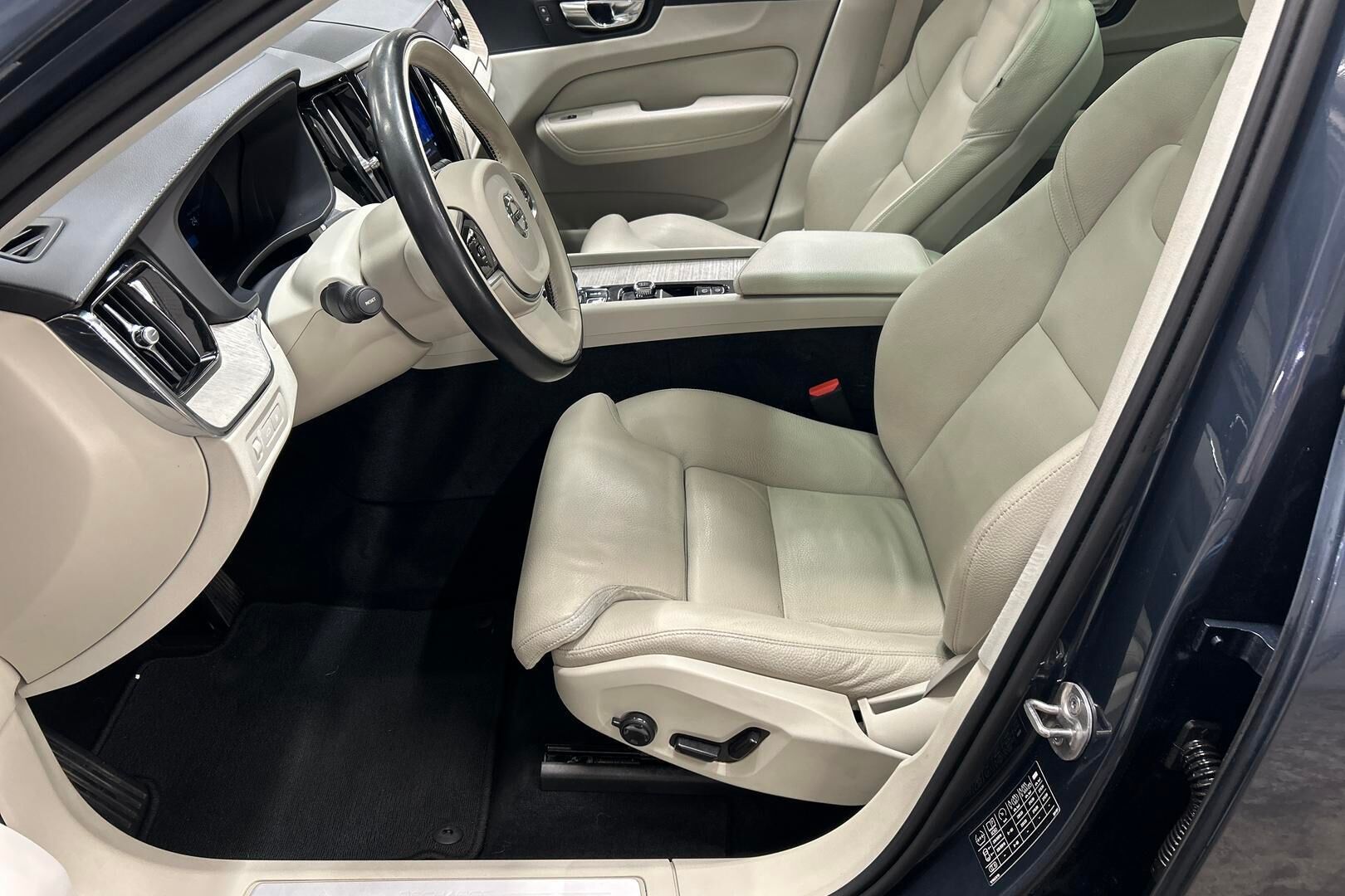 Volvo XC60 iso kuva 5