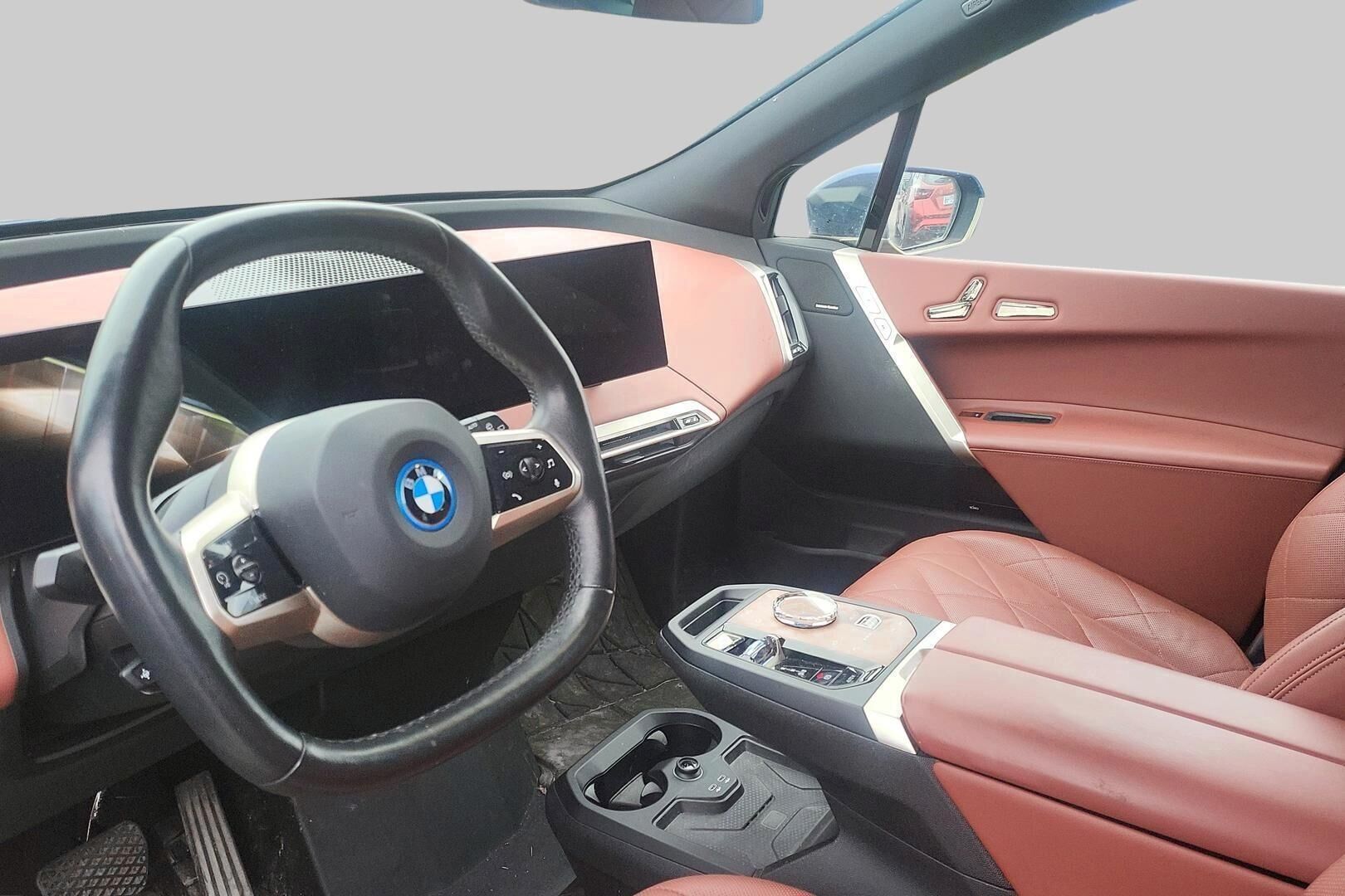 BMW iX iso kuva 1