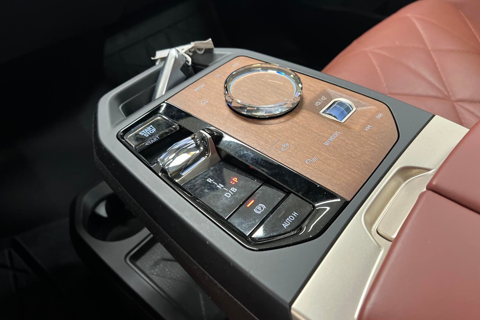 BMW iX iso kuva 16
