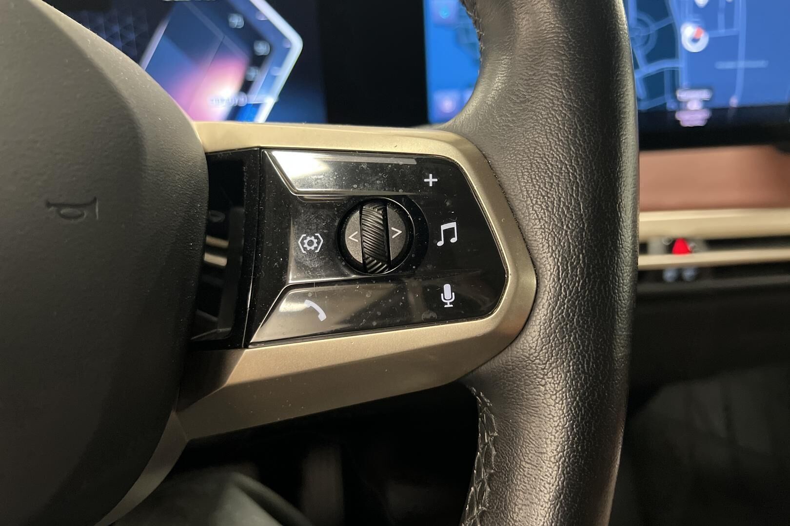 BMW iX iso kuva 17