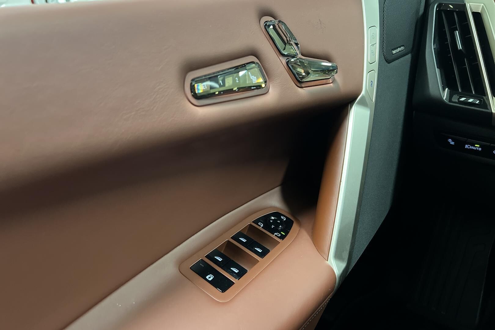 BMW iX iso kuva 19