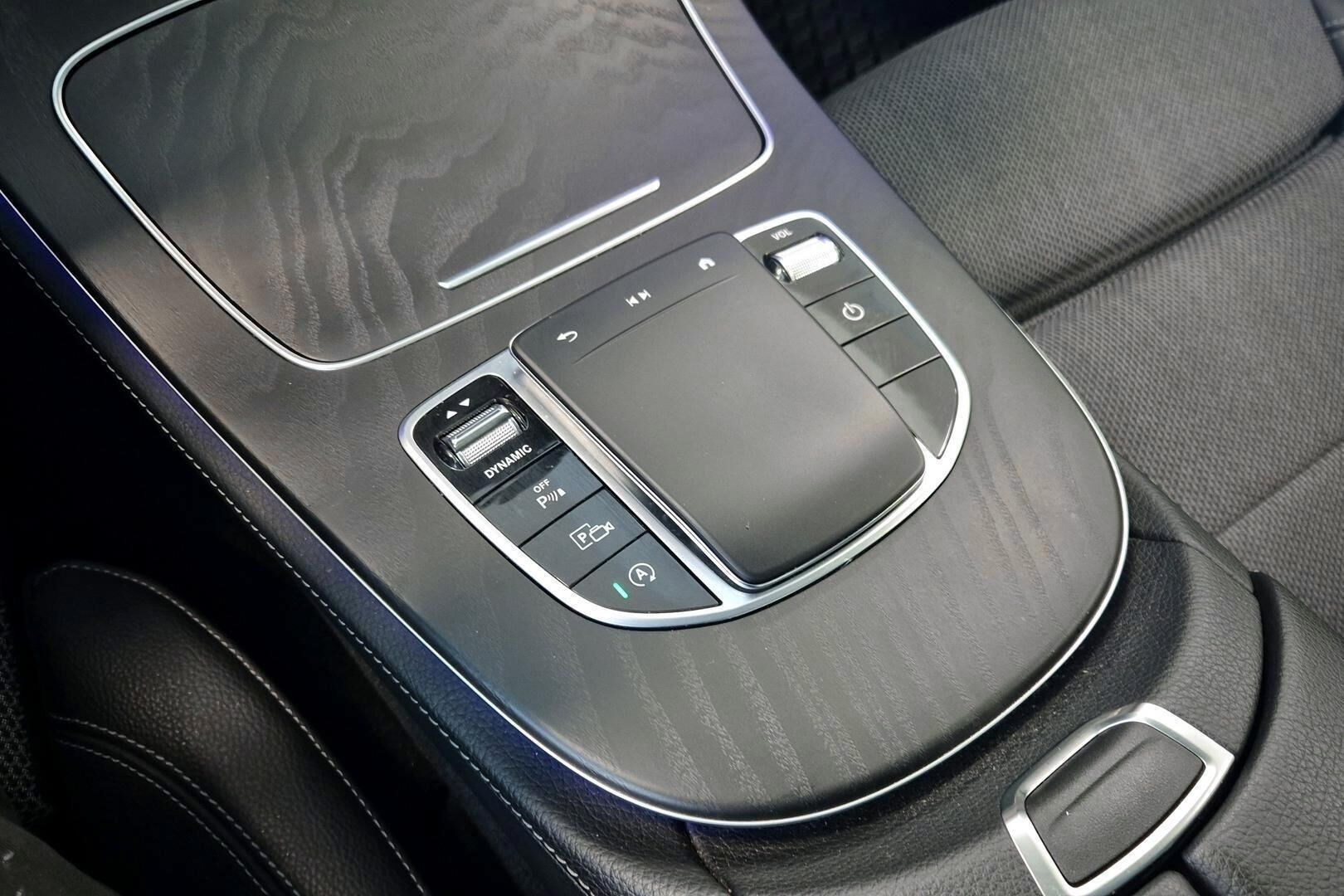 Mercedes-Benz E iso kuva 17