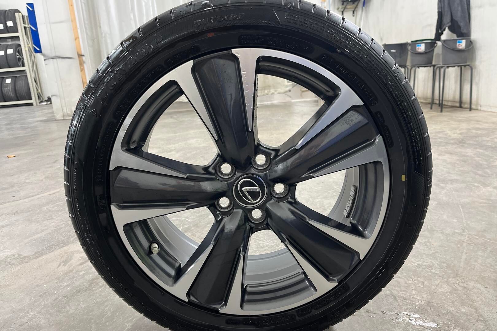 Lexus UX iso kuva 14