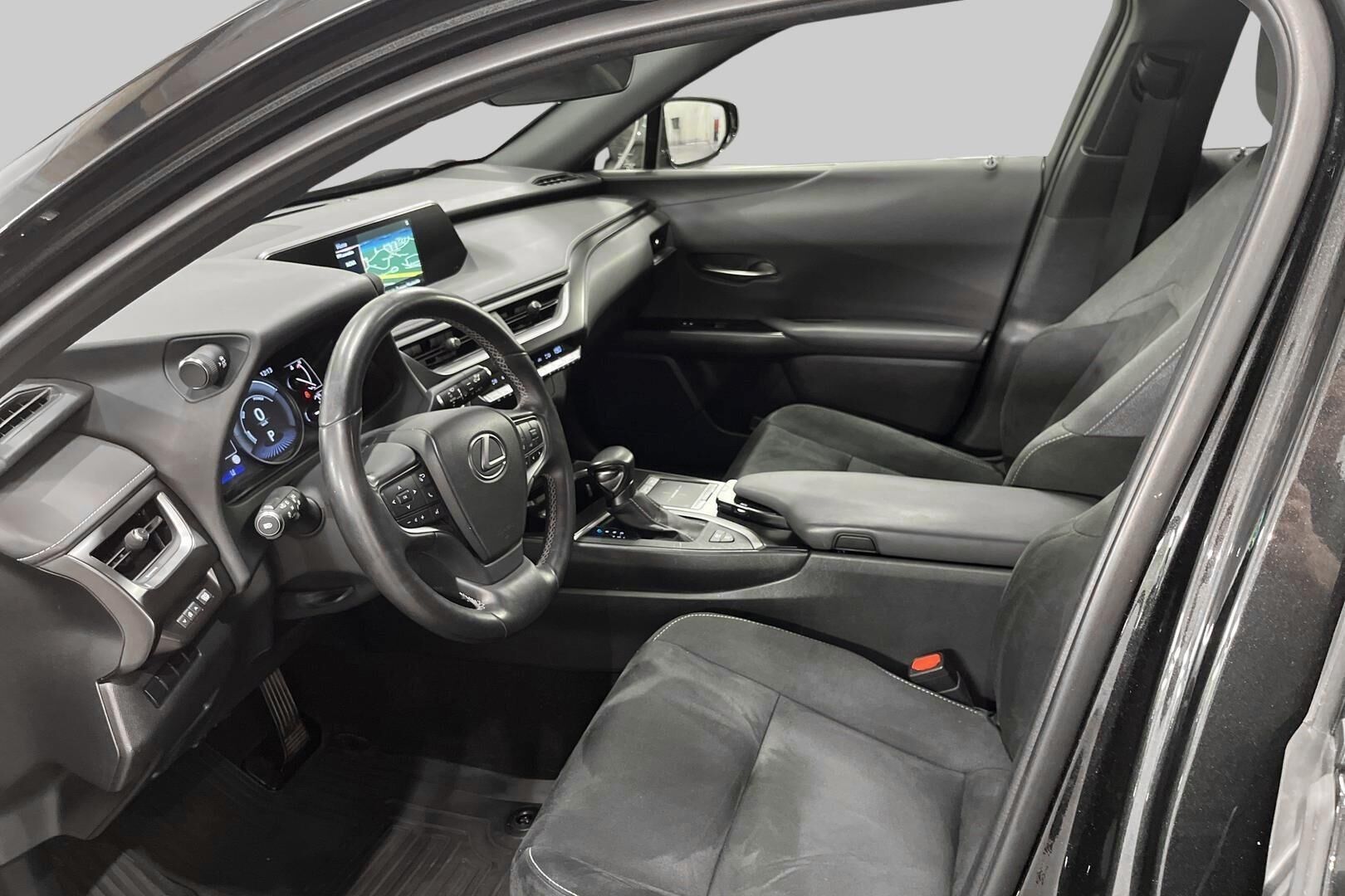 Lexus UX iso kuva 9