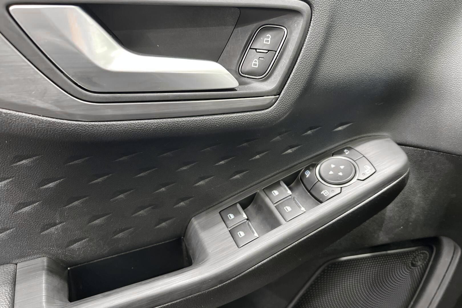 Ford Kuga iso kuva 24