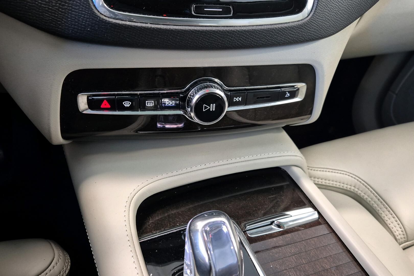 Volvo XC90 iso kuva 22