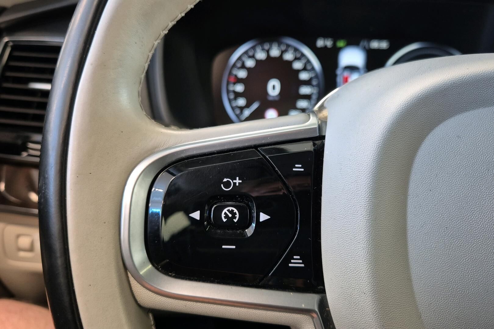 Volvo XC90 iso kuva 11