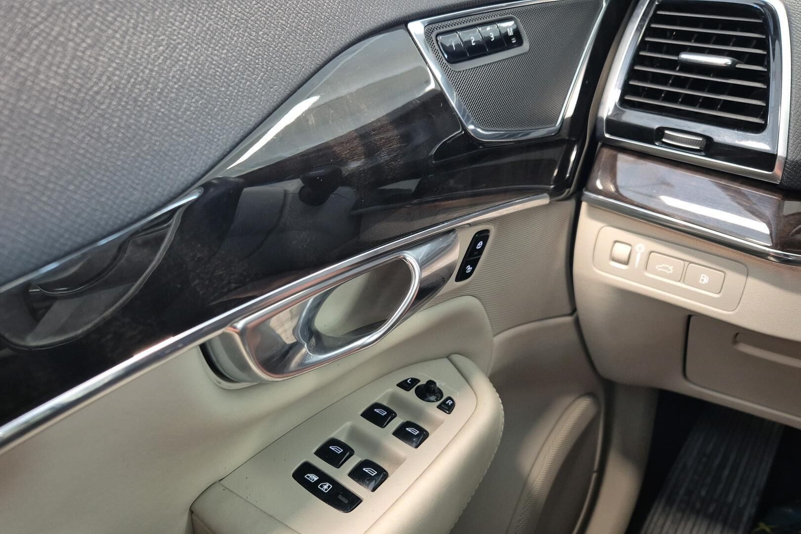Volvo XC90 iso kuva 12