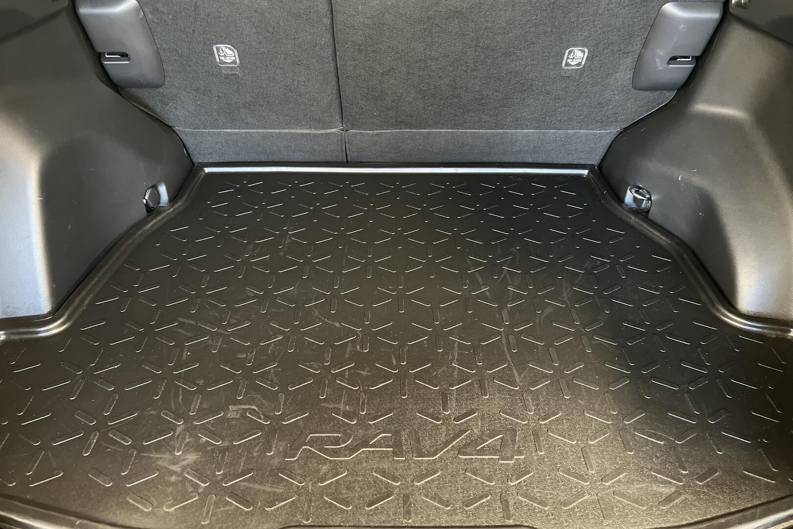 Toyota RAV4 iso kuva 9