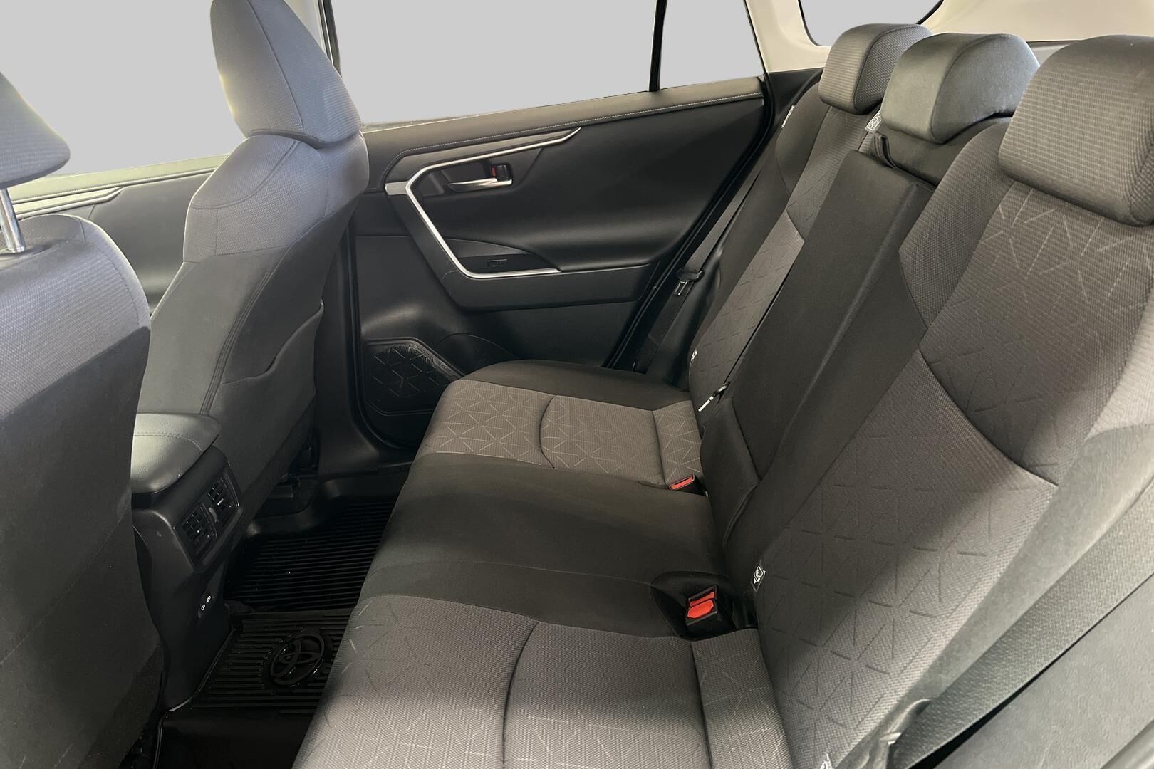 Toyota RAV4 iso kuva 8