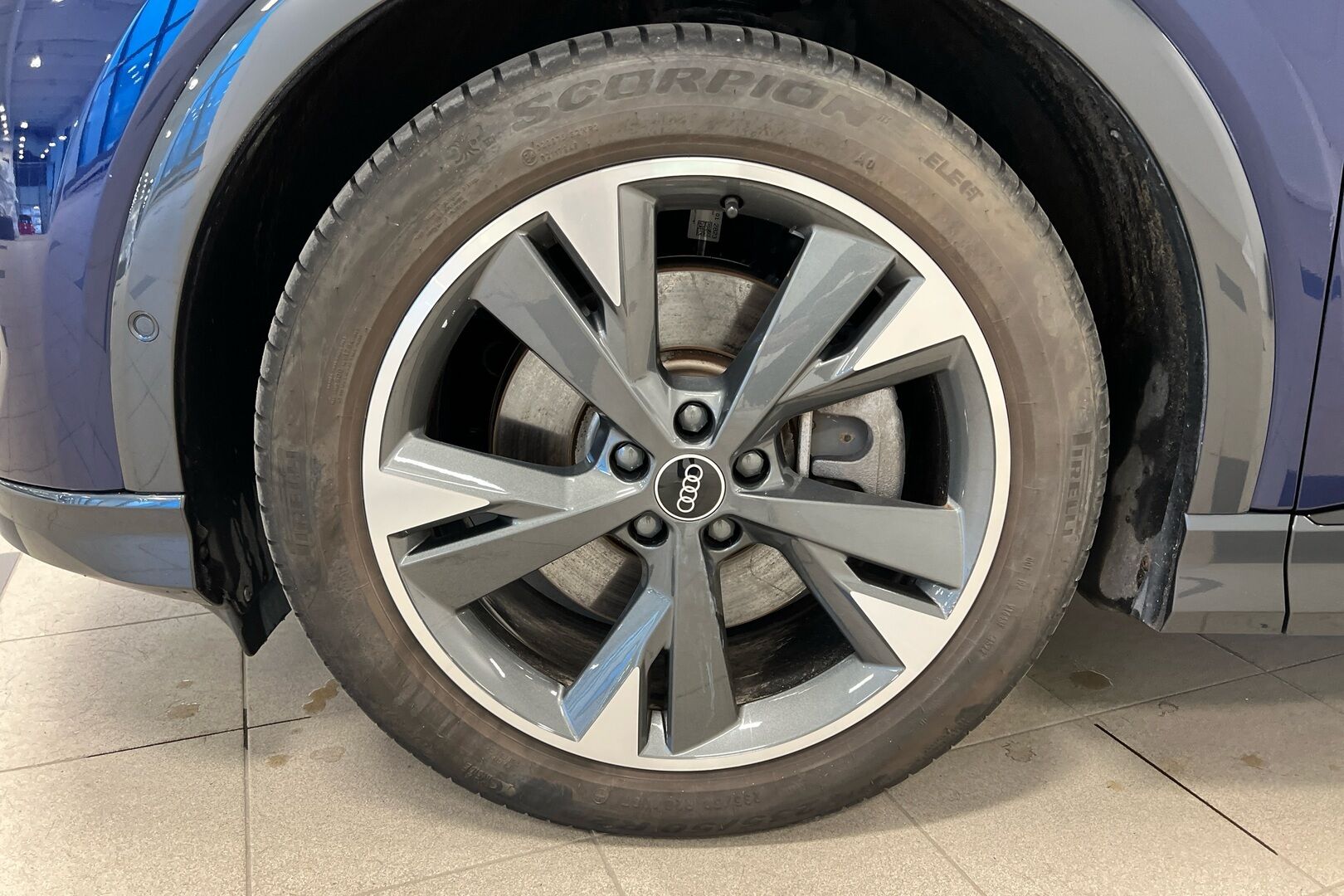 Audi Q4 e-tron iso kuva 5