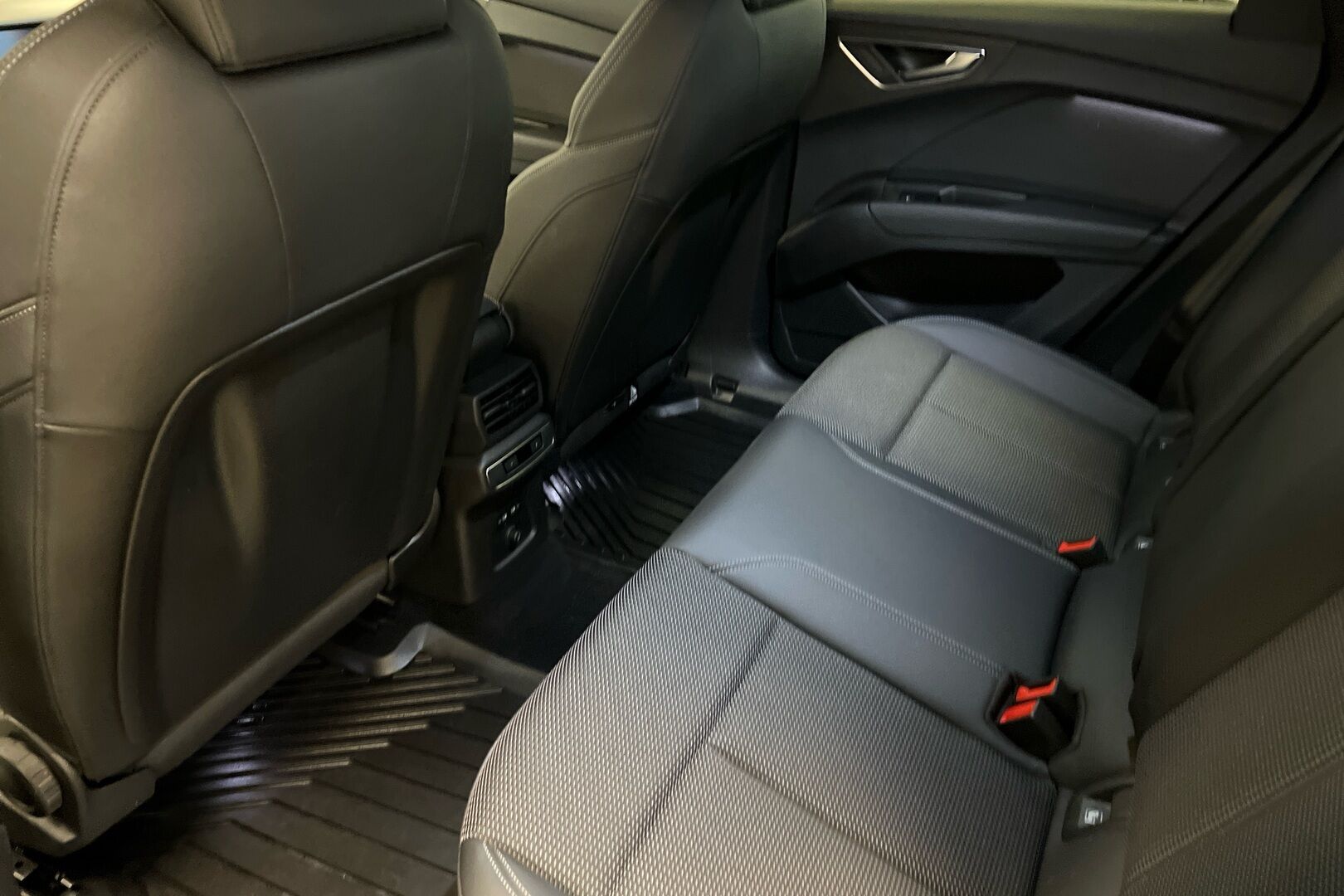 Audi Q4 e-tron iso kuva 4
