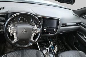 Mitsubishi Outlander PHEV esikatselu 2