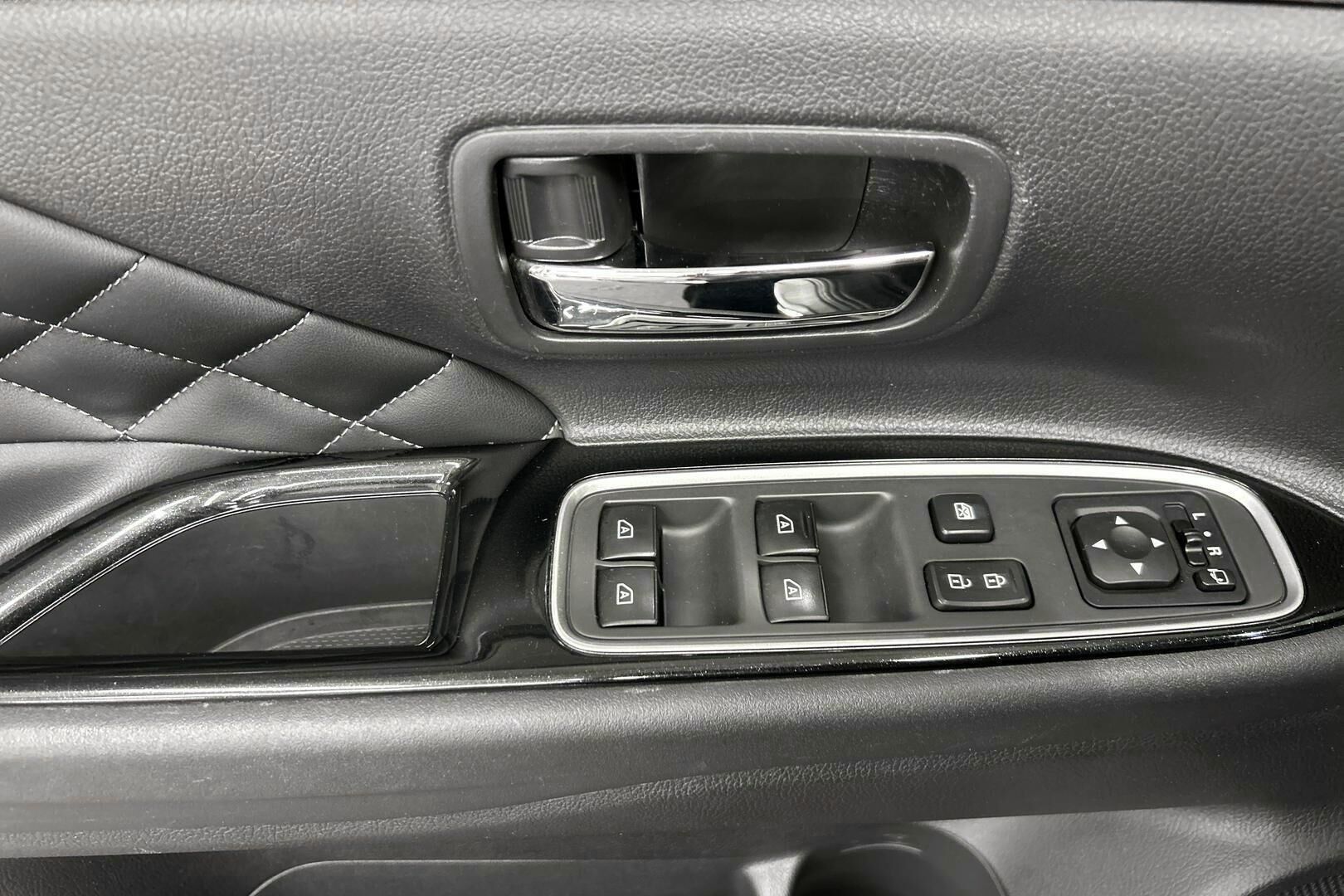 Mitsubishi Outlander PHEV iso kuva 18