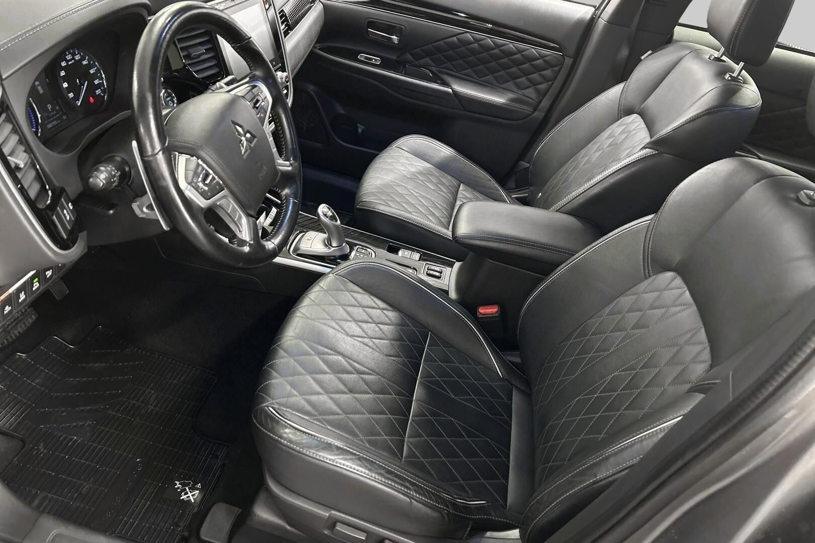 Mitsubishi Outlander PHEV iso kuva 8