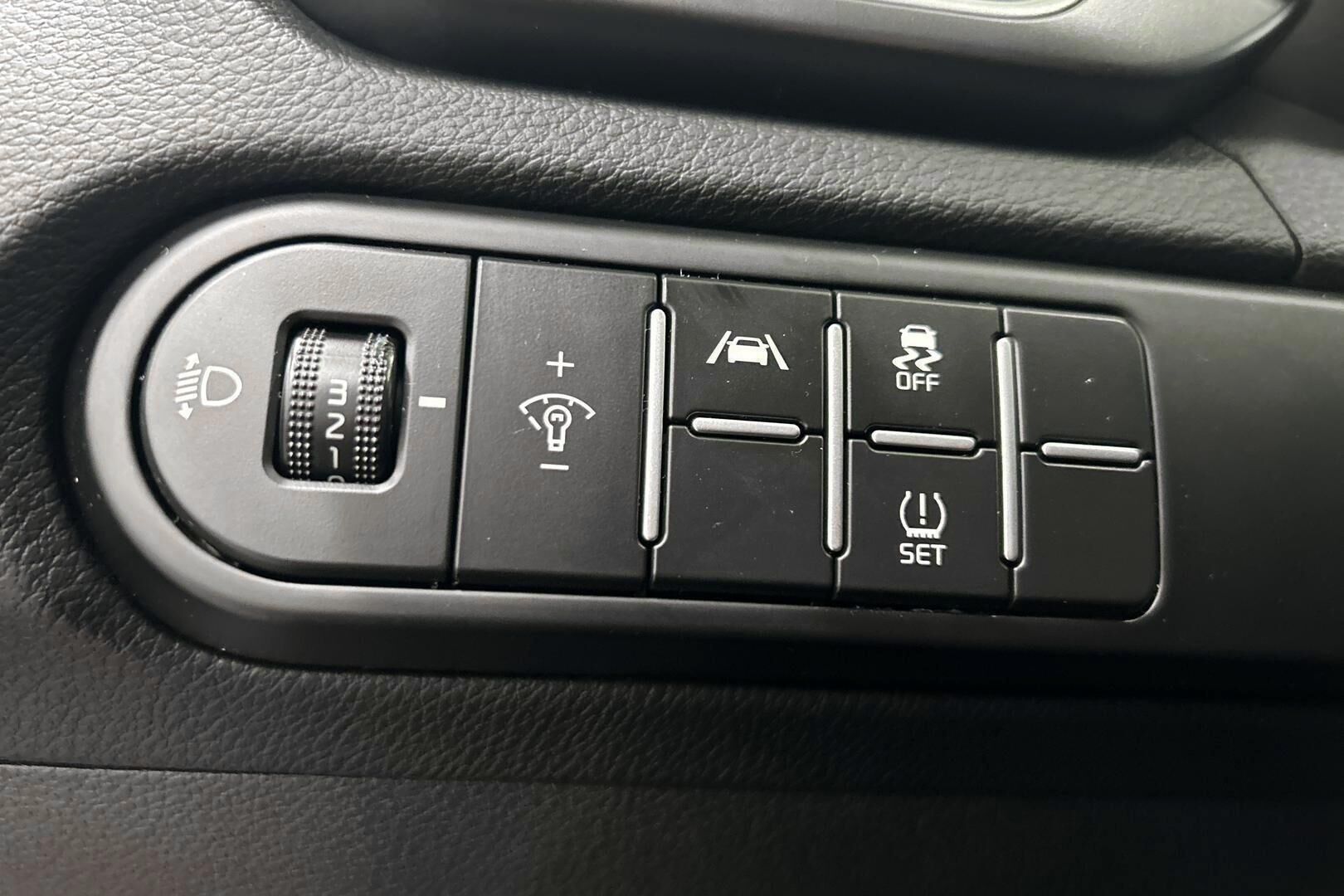 Kia Ceed iso kuva 10