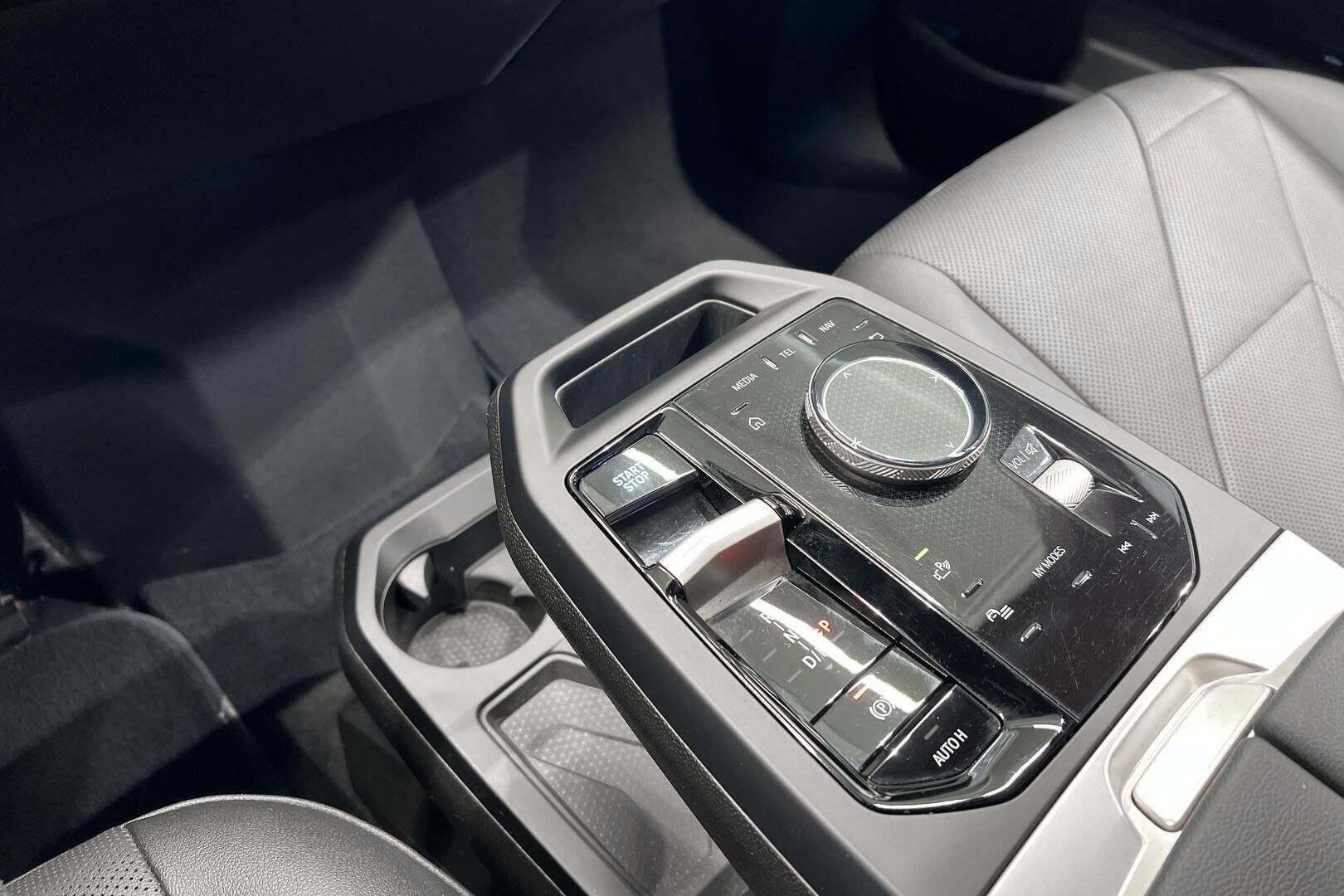 BMW iX iso kuva 25