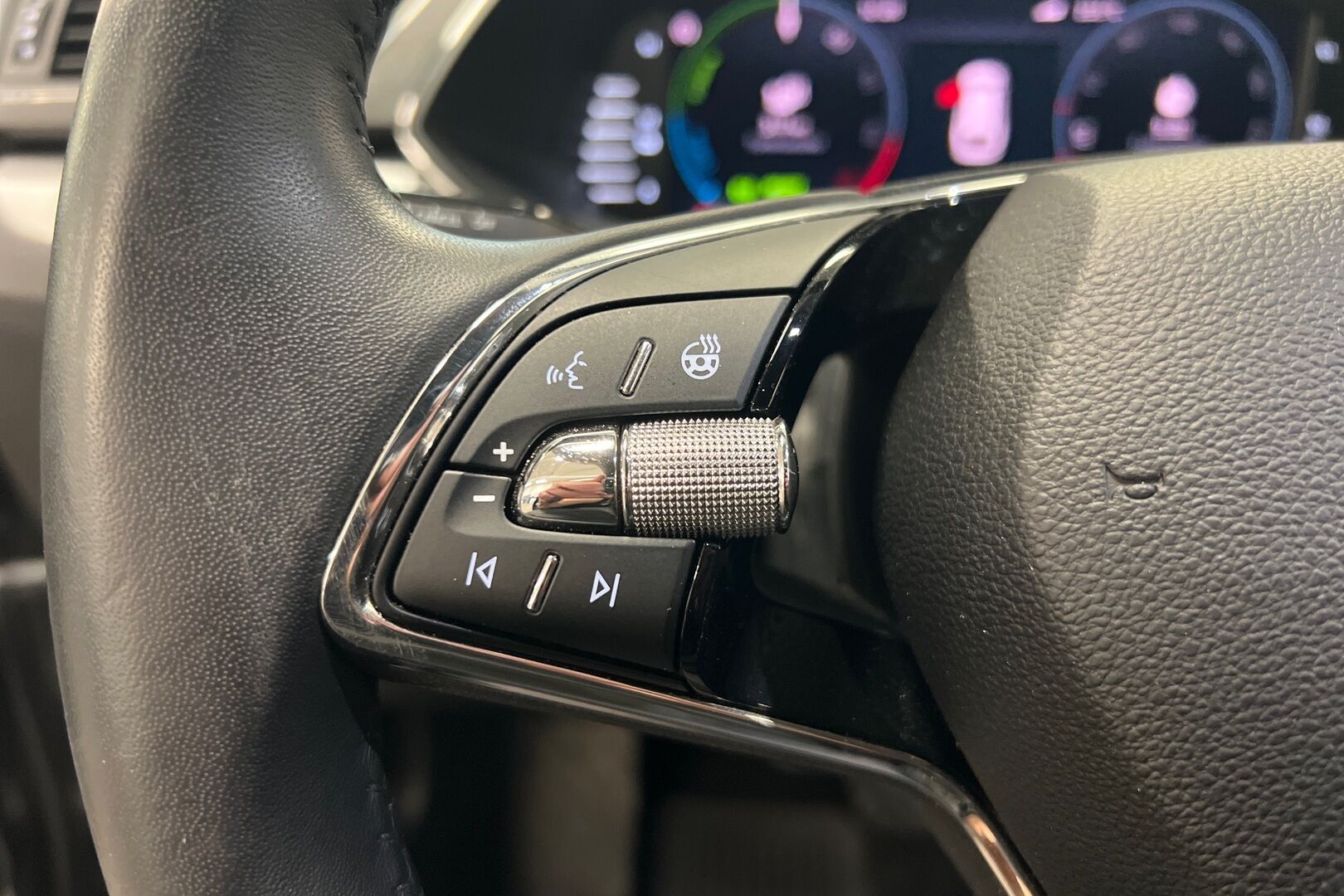 Skoda Superb iso kuva 8