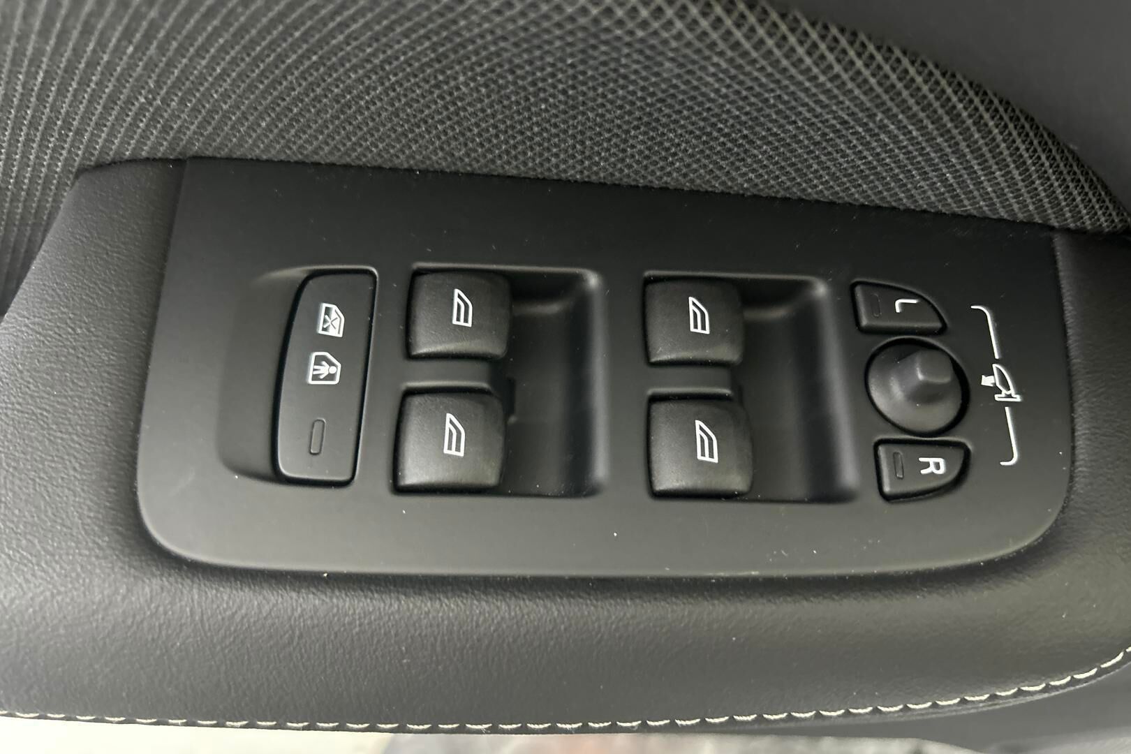 Volvo V60 iso kuva 25