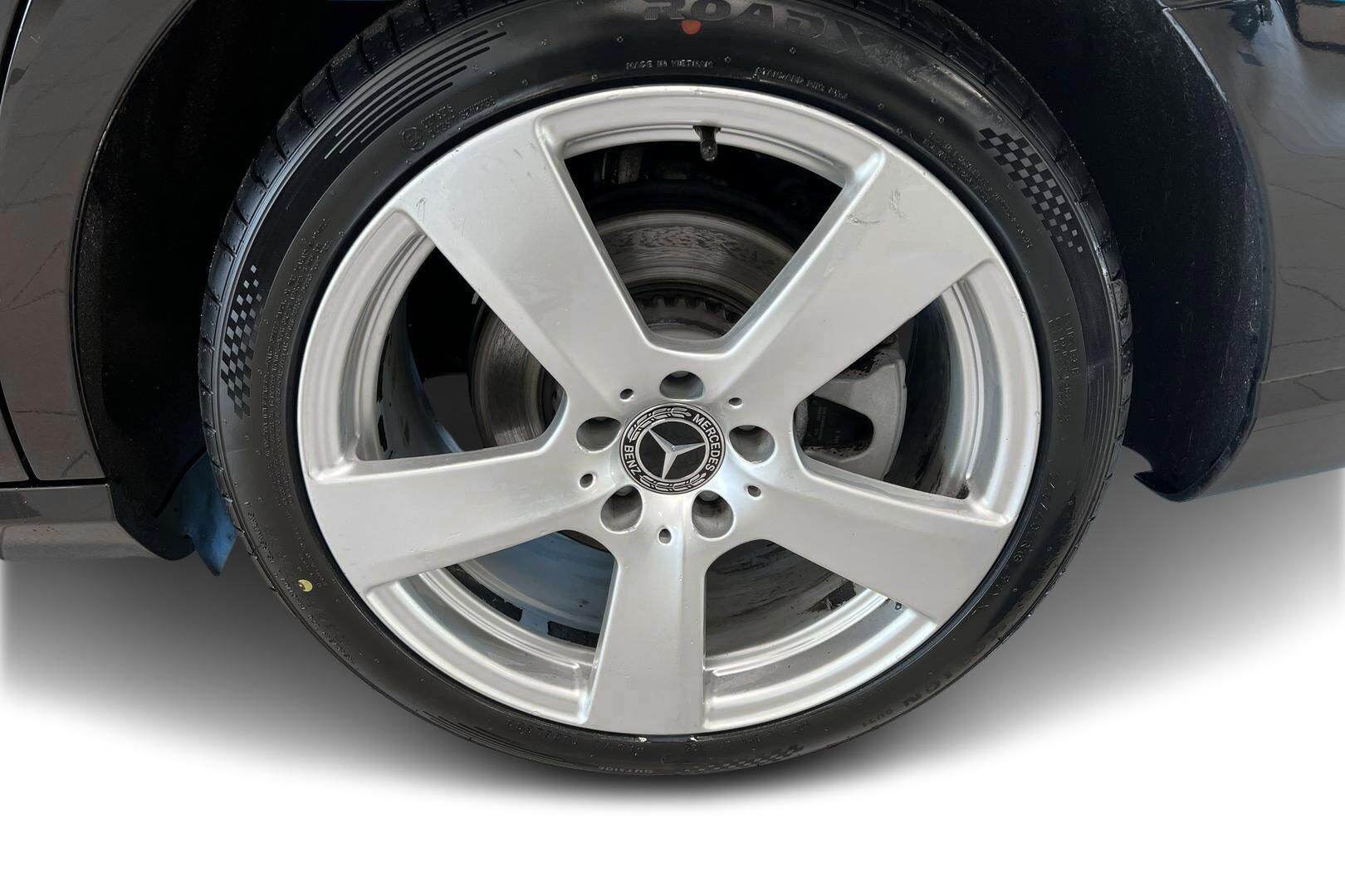 Mercedes-Benz E iso kuva 12