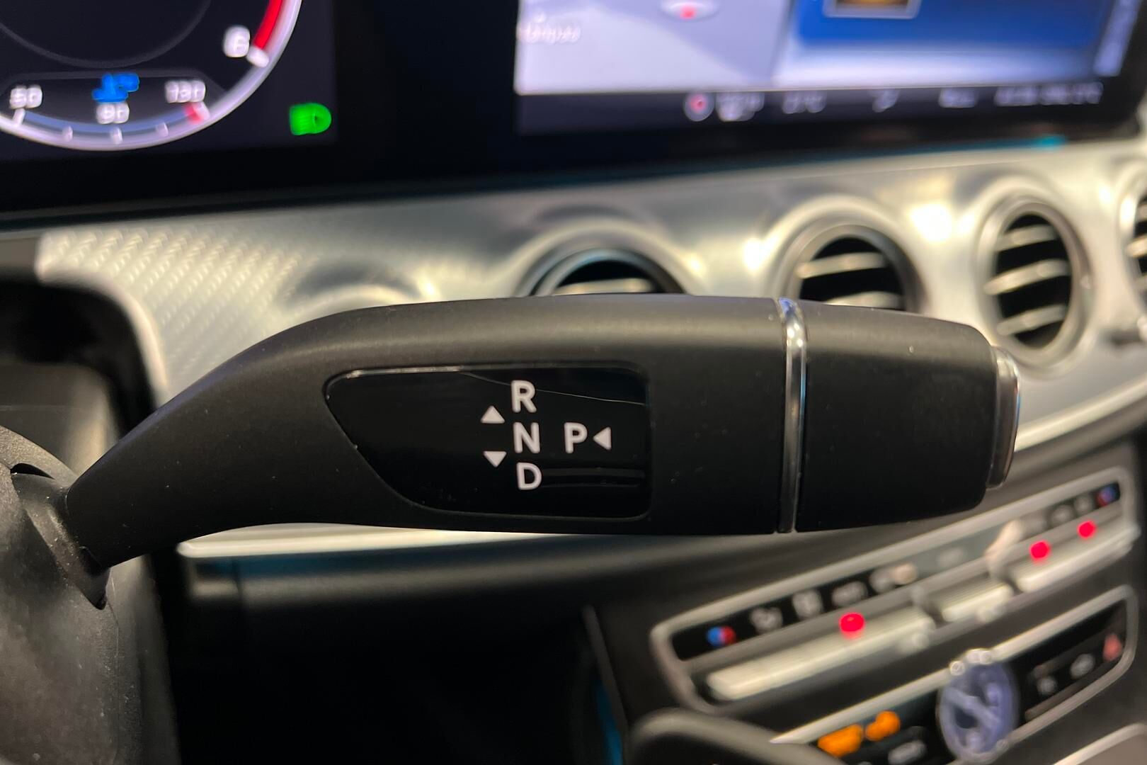 Mercedes-Benz E iso kuva 15