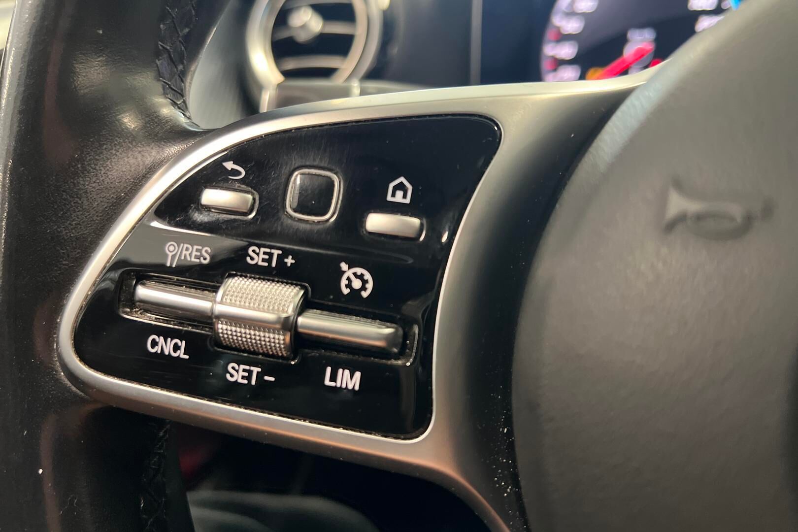 Mercedes-Benz E iso kuva 16