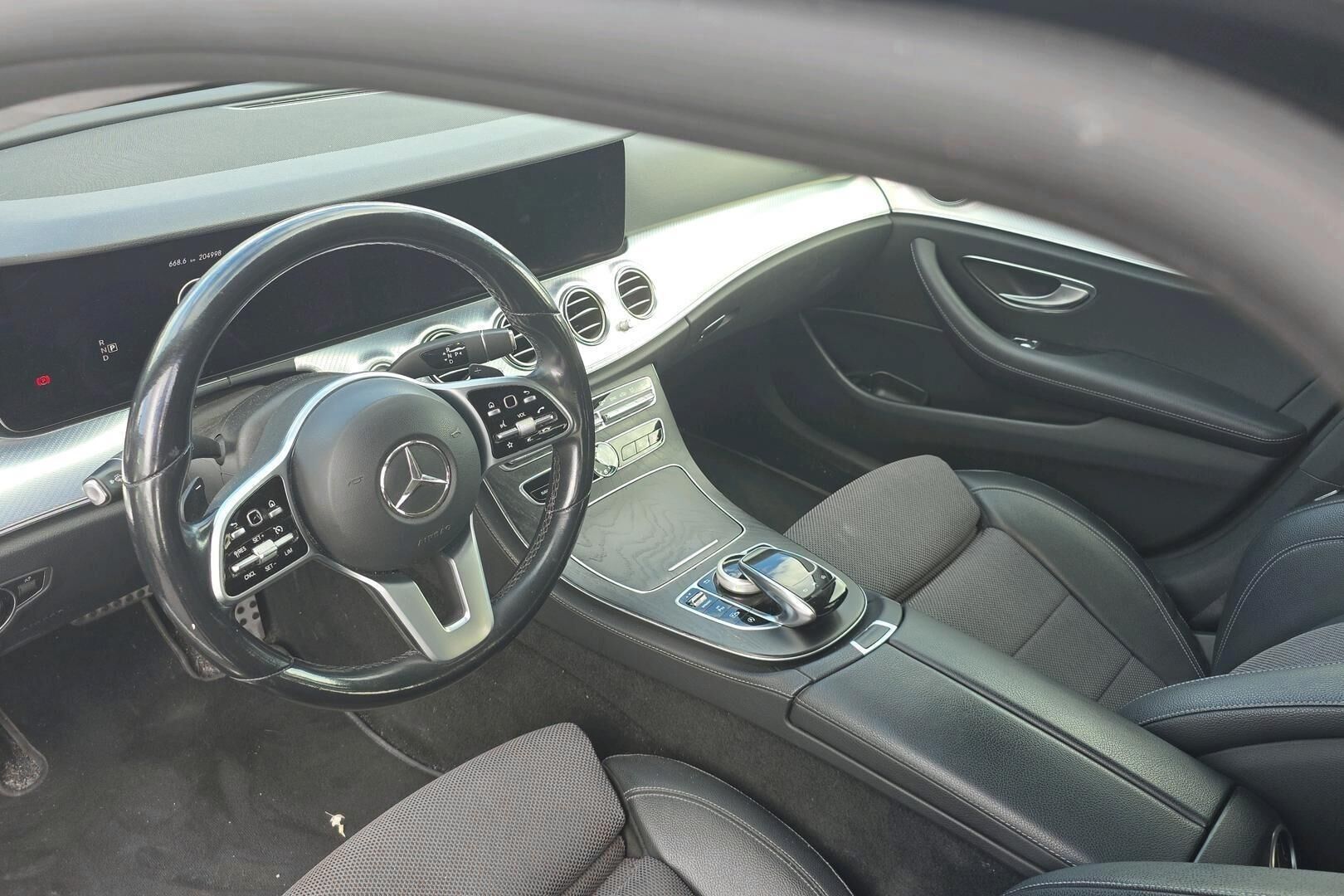 Mercedes-Benz E iso kuva 2
