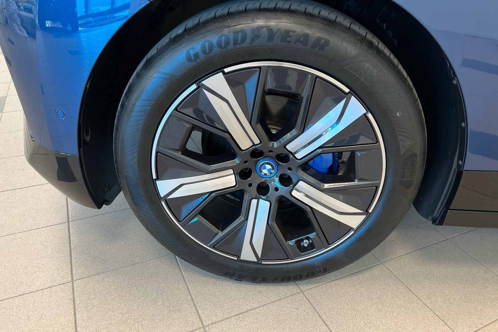 BMW IX iso kuva 10