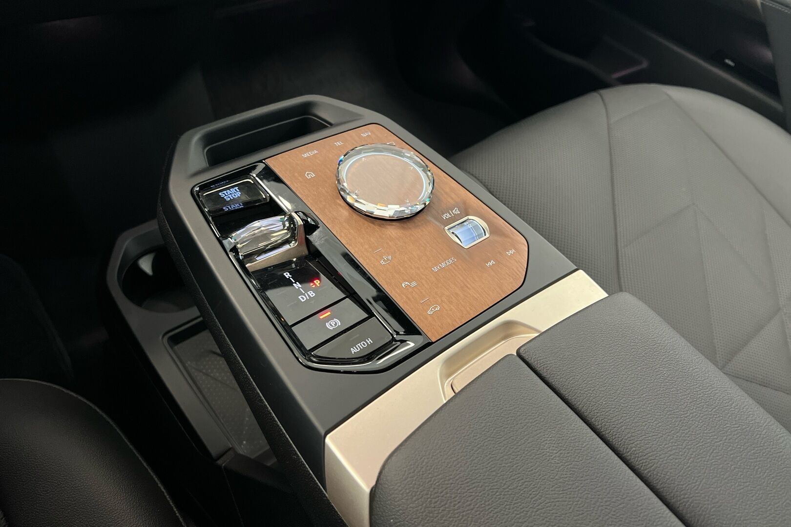 BMW IX iso kuva 13