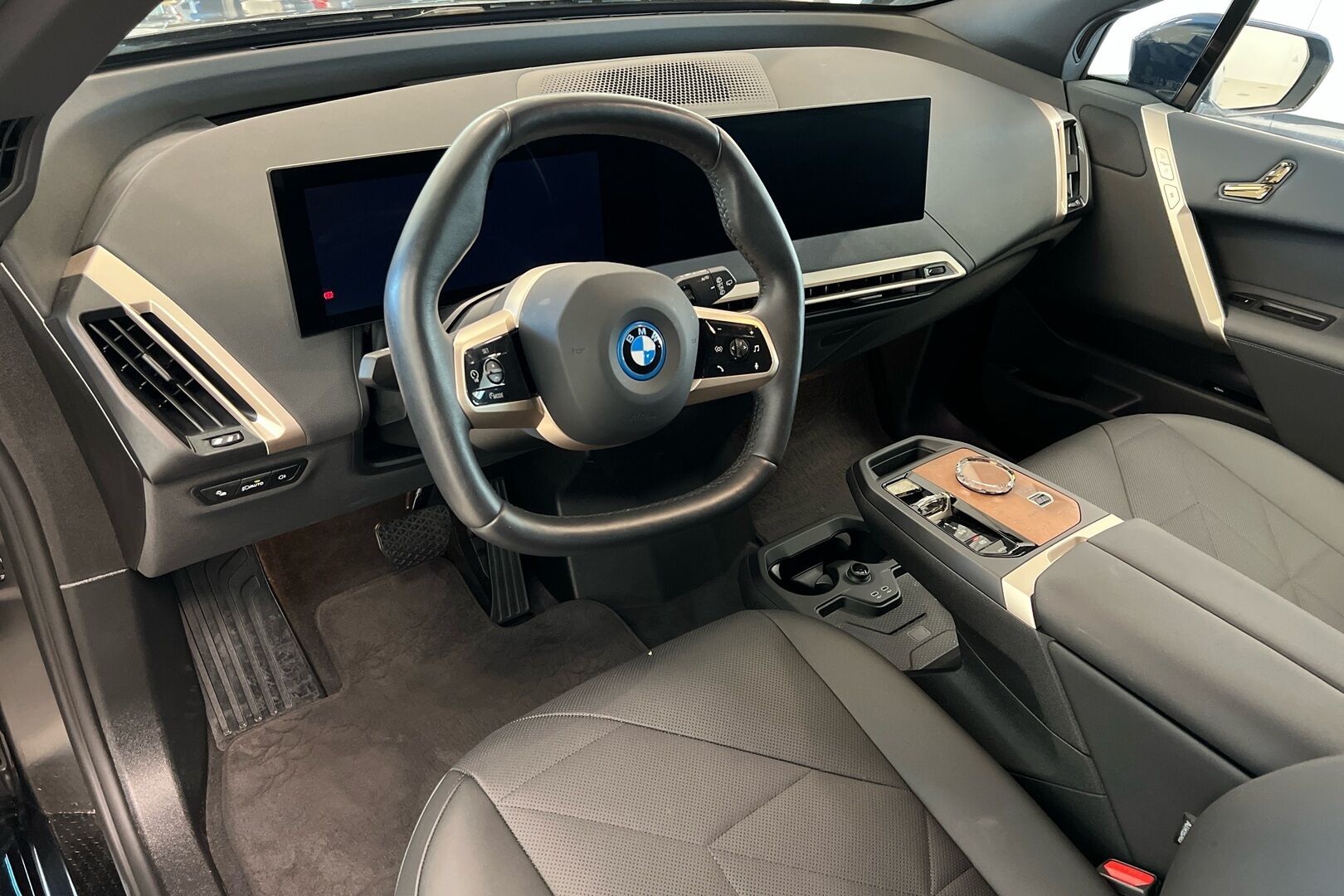 BMW IX iso kuva 6