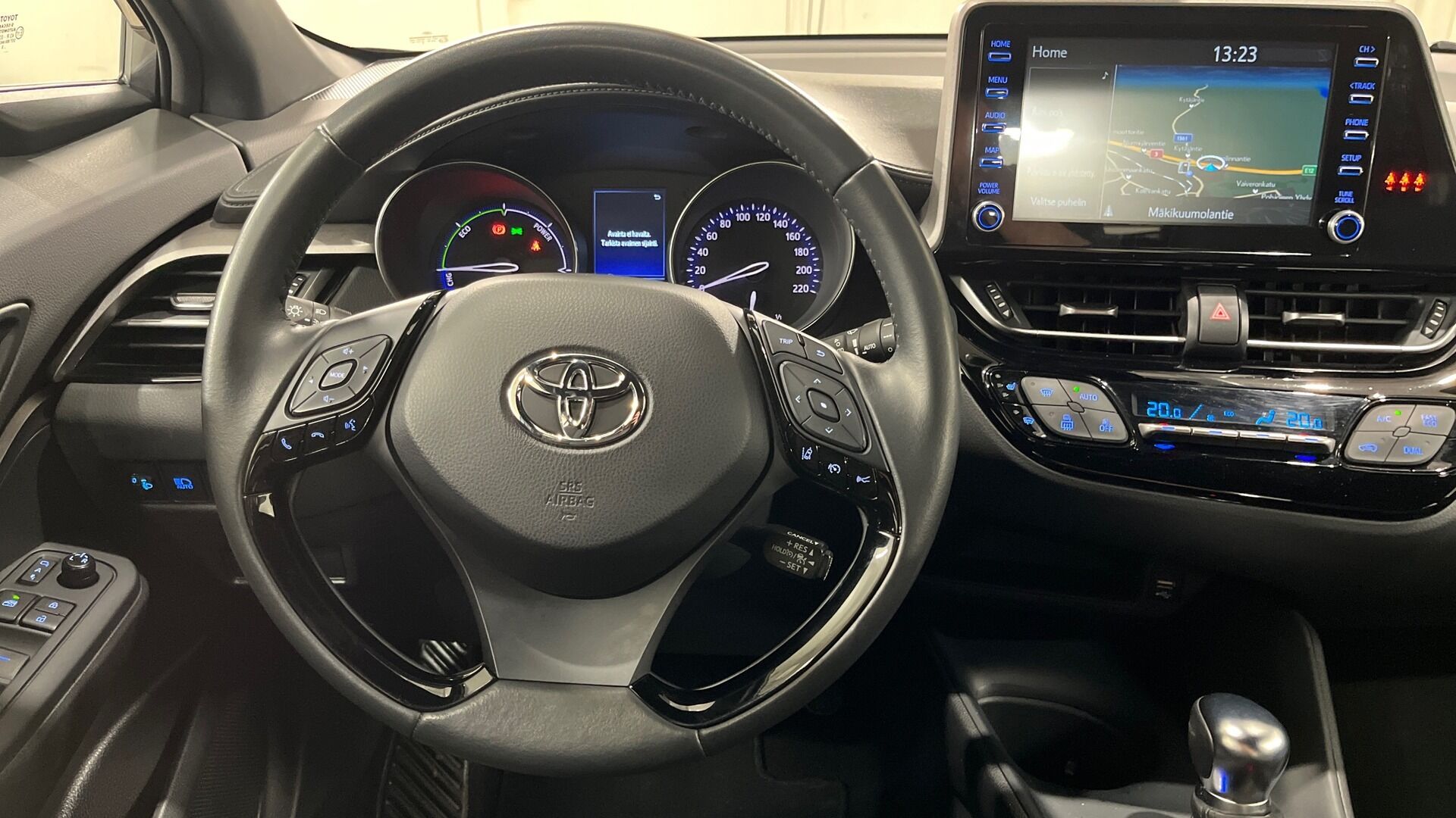 Toyota C-HR iso kuva 10