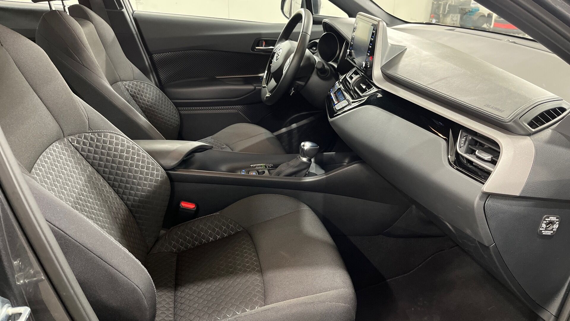 Toyota C-HR iso kuva 16