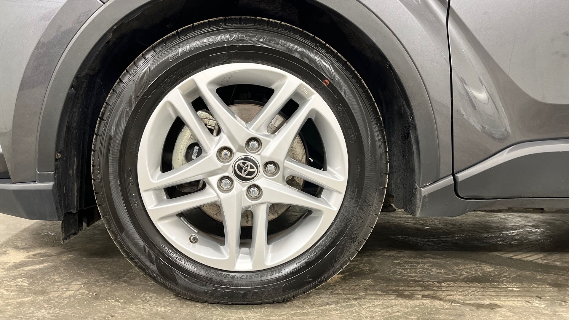 Toyota C-HR iso kuva 17
