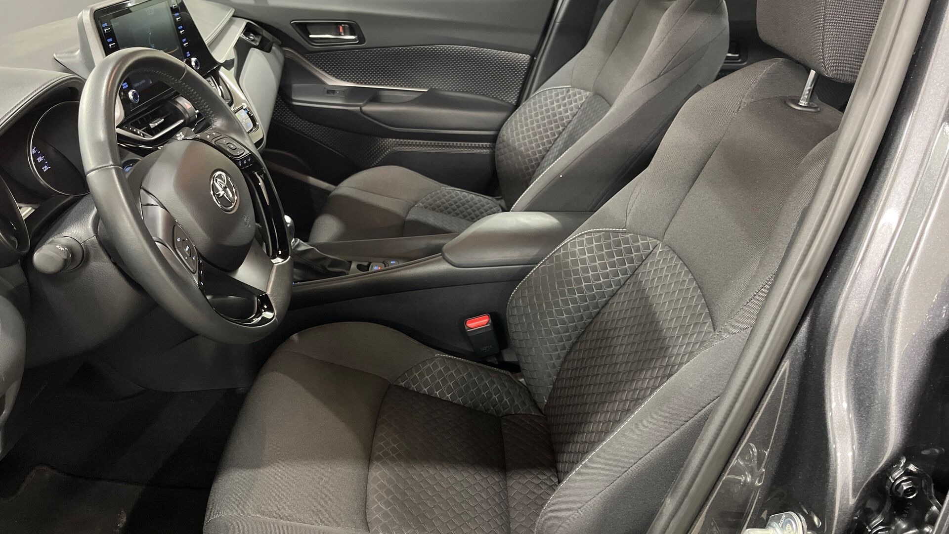 Toyota C-HR iso kuva 7