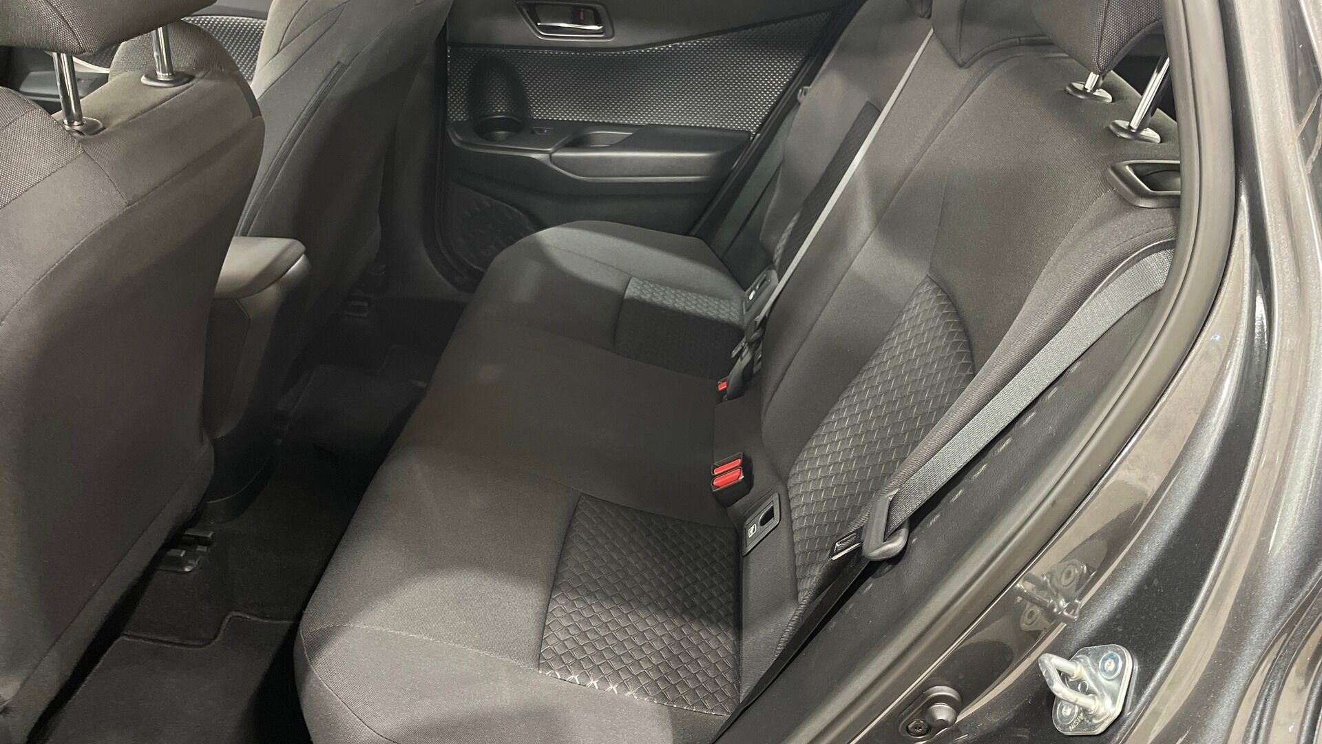 Toyota C-HR iso kuva 8