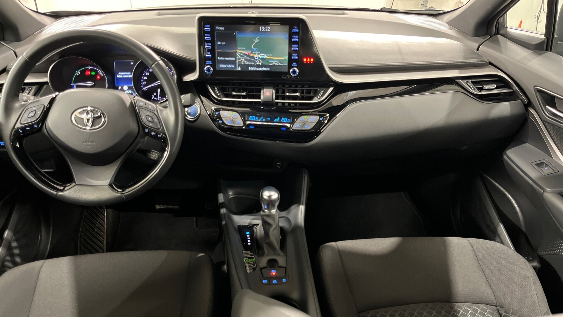 Toyota C-HR iso kuva 9