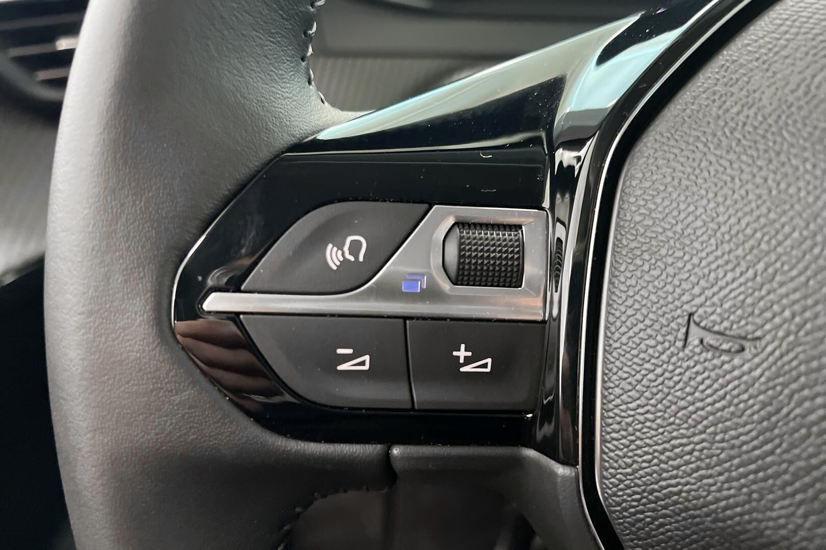 Peugeot e-208 iso kuva 16