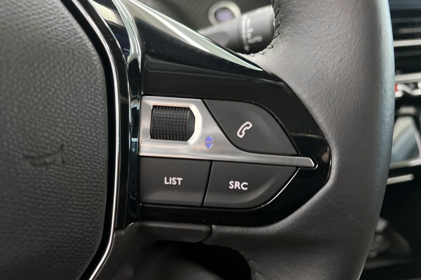 Peugeot e-208 iso kuva 17