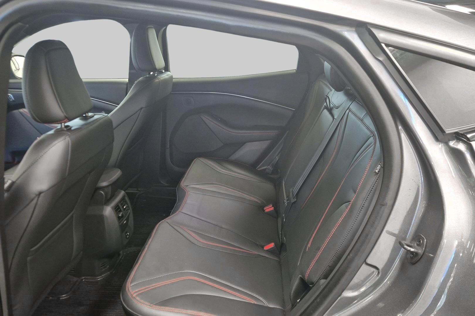 Ford Mustang Mach-E iso kuva 8