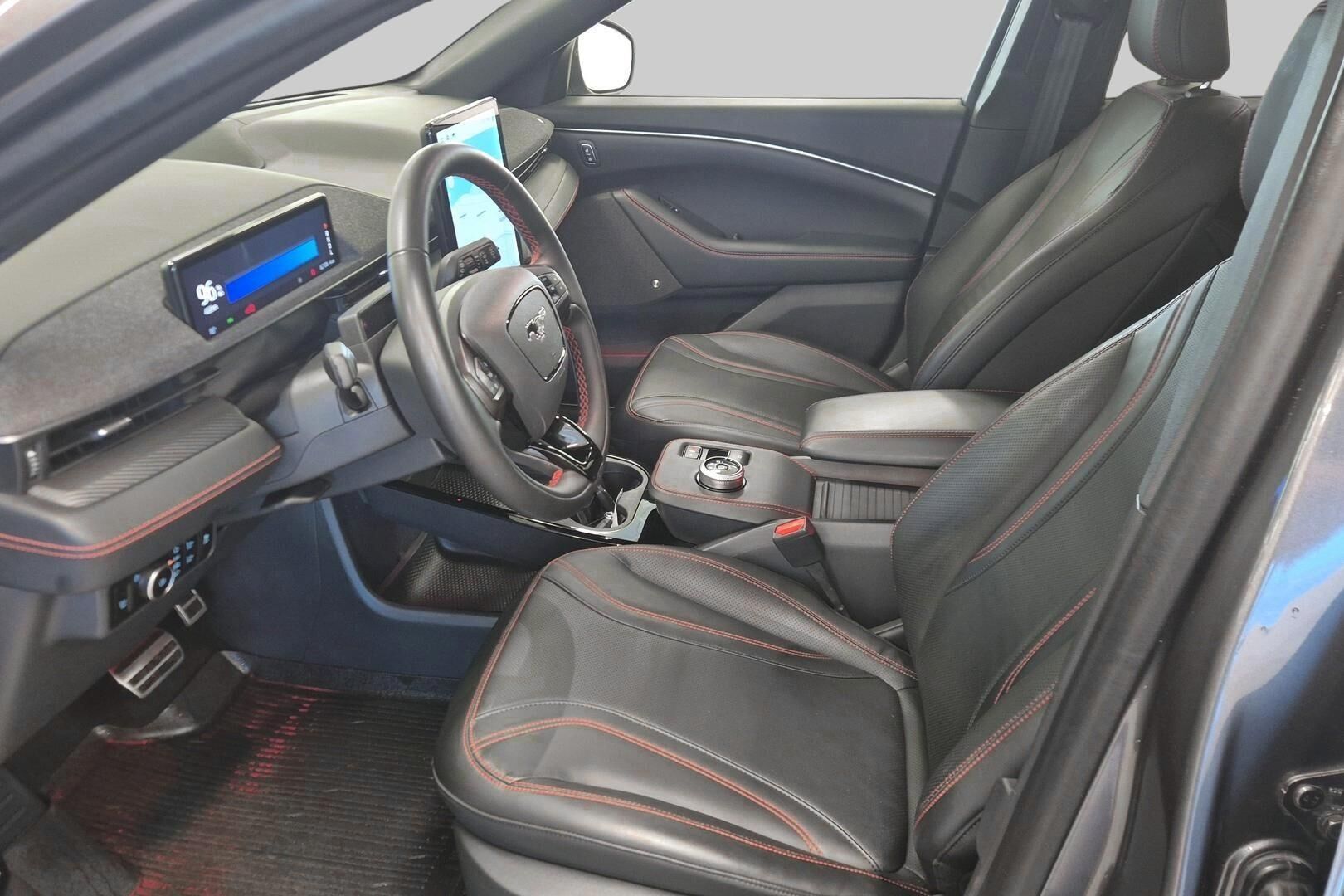 Ford Mustang Mach-E iso kuva 7