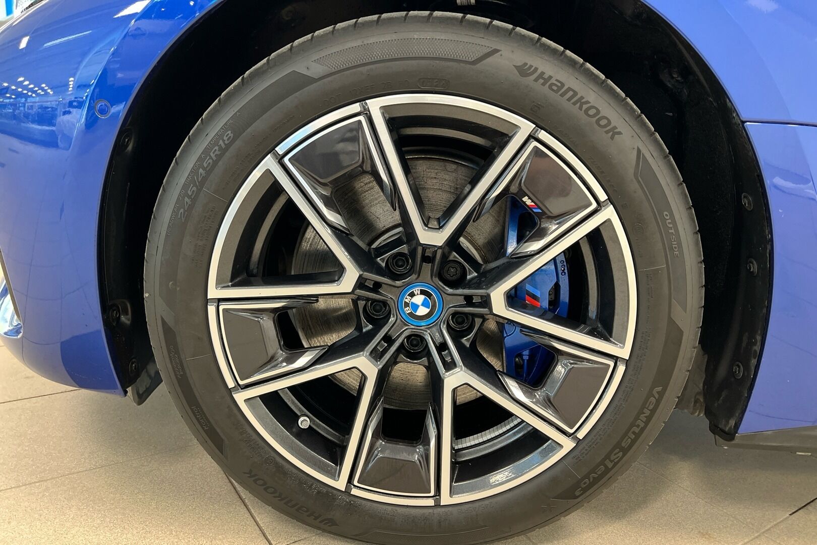 BMW i4 iso kuva 11
