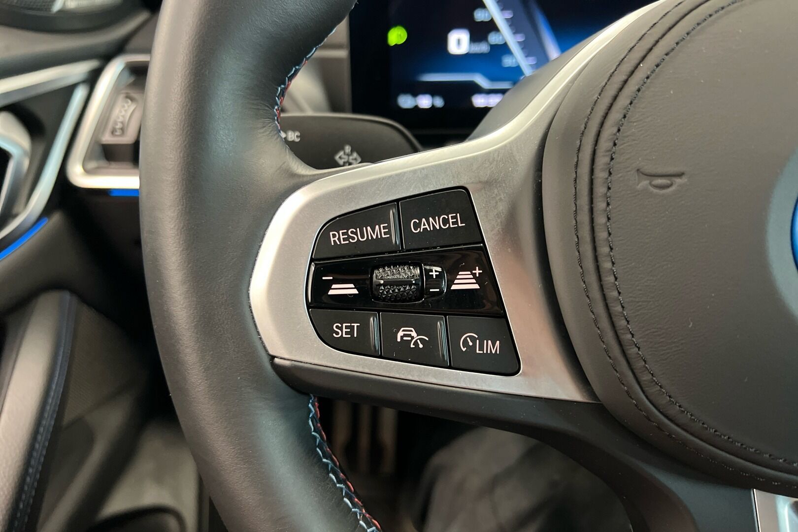 BMW i4 iso kuva 13