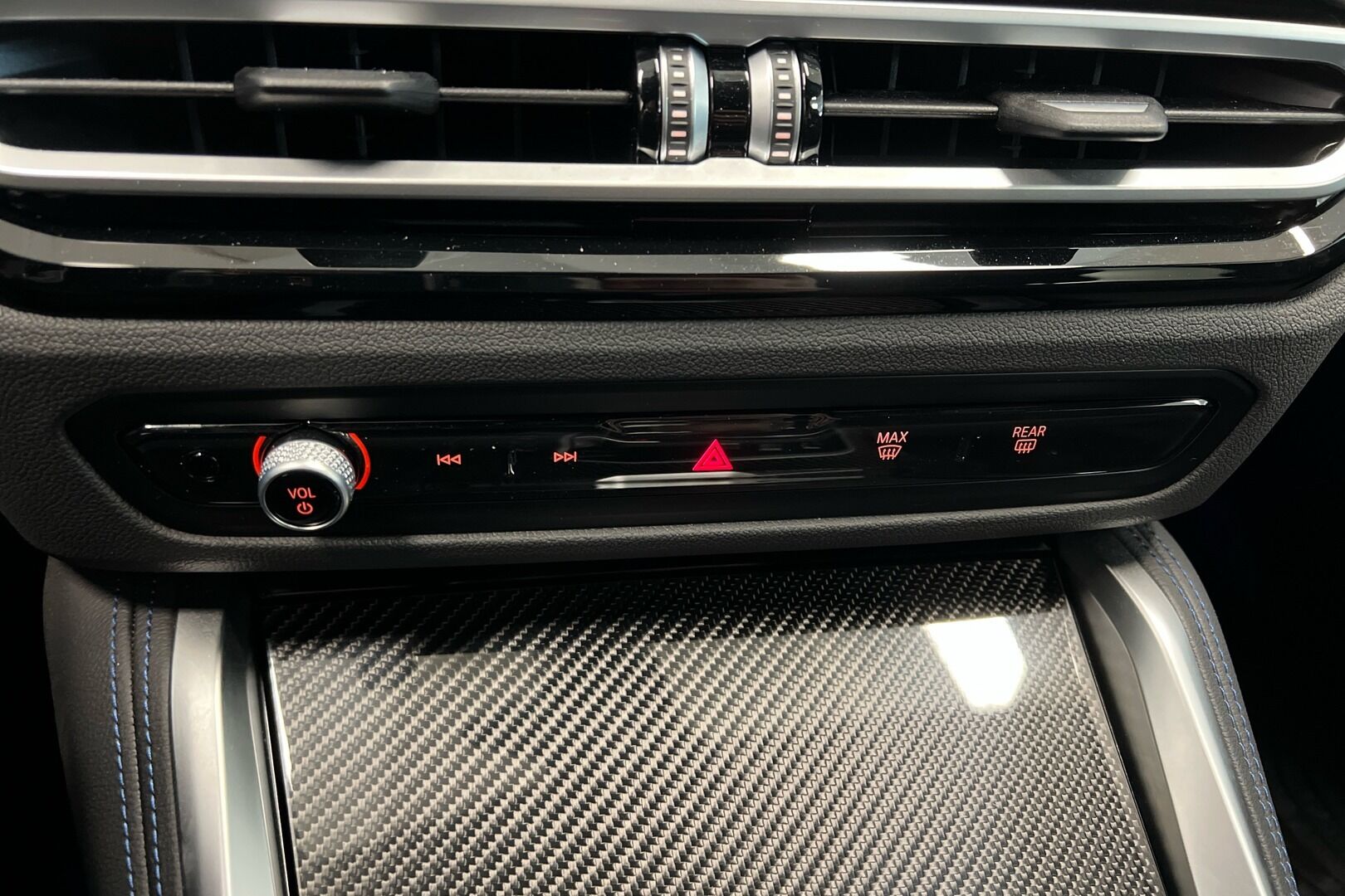 BMW i4 iso kuva 14