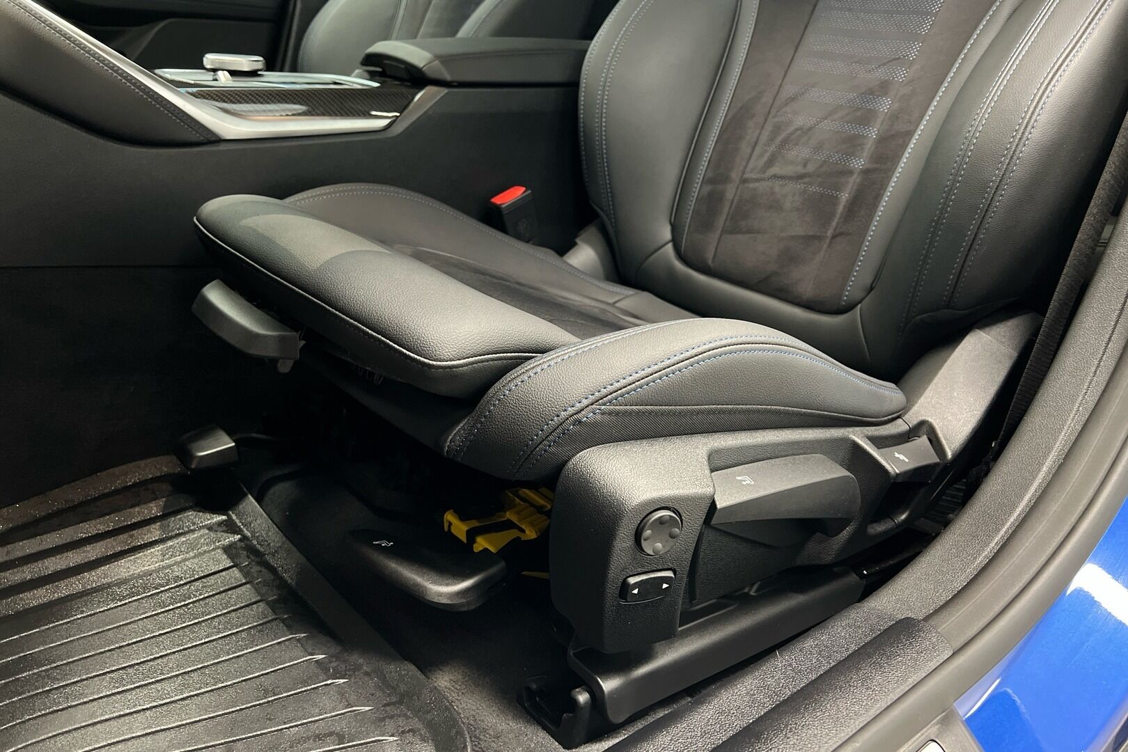 BMW i4 iso kuva 18
