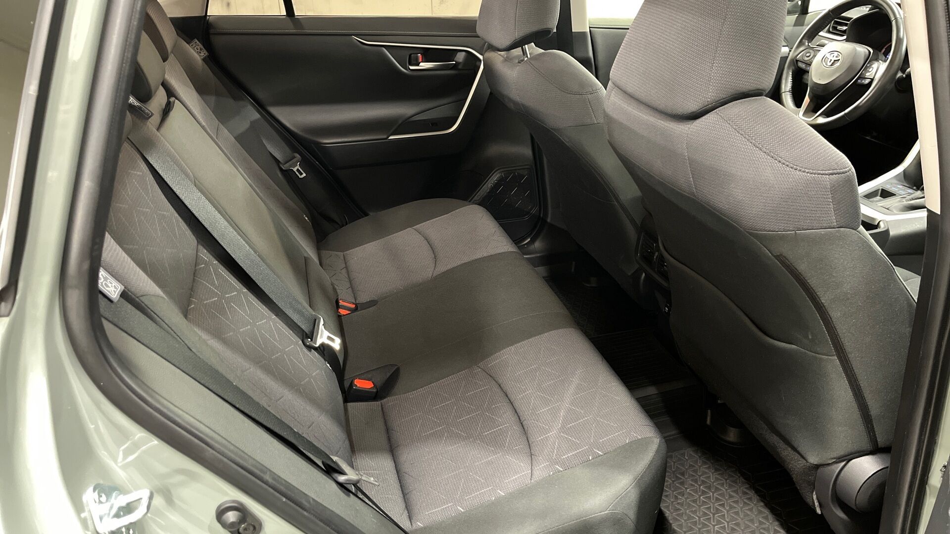 Toyota RAV4 iso kuva 15