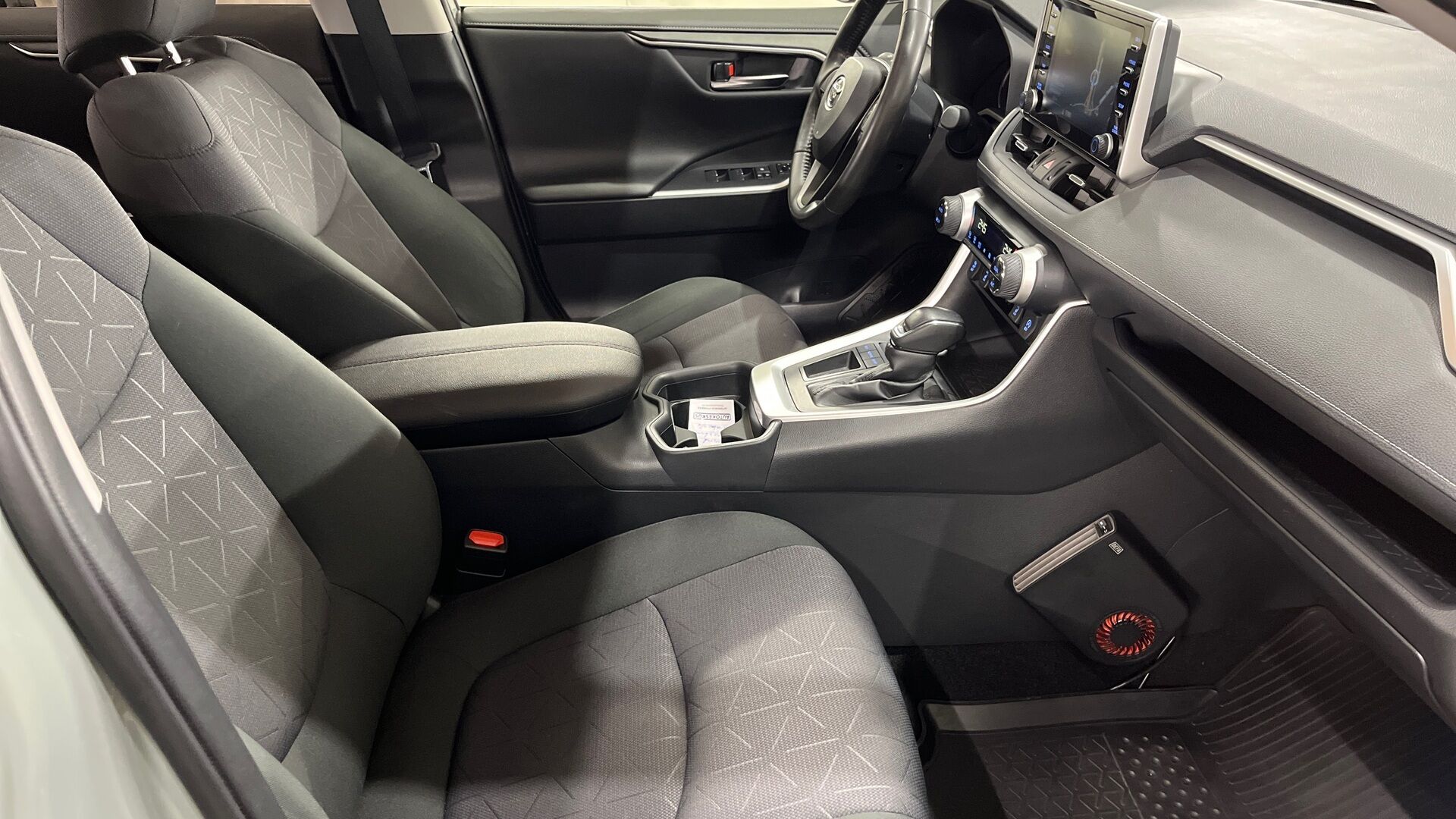 Toyota RAV4 iso kuva 16