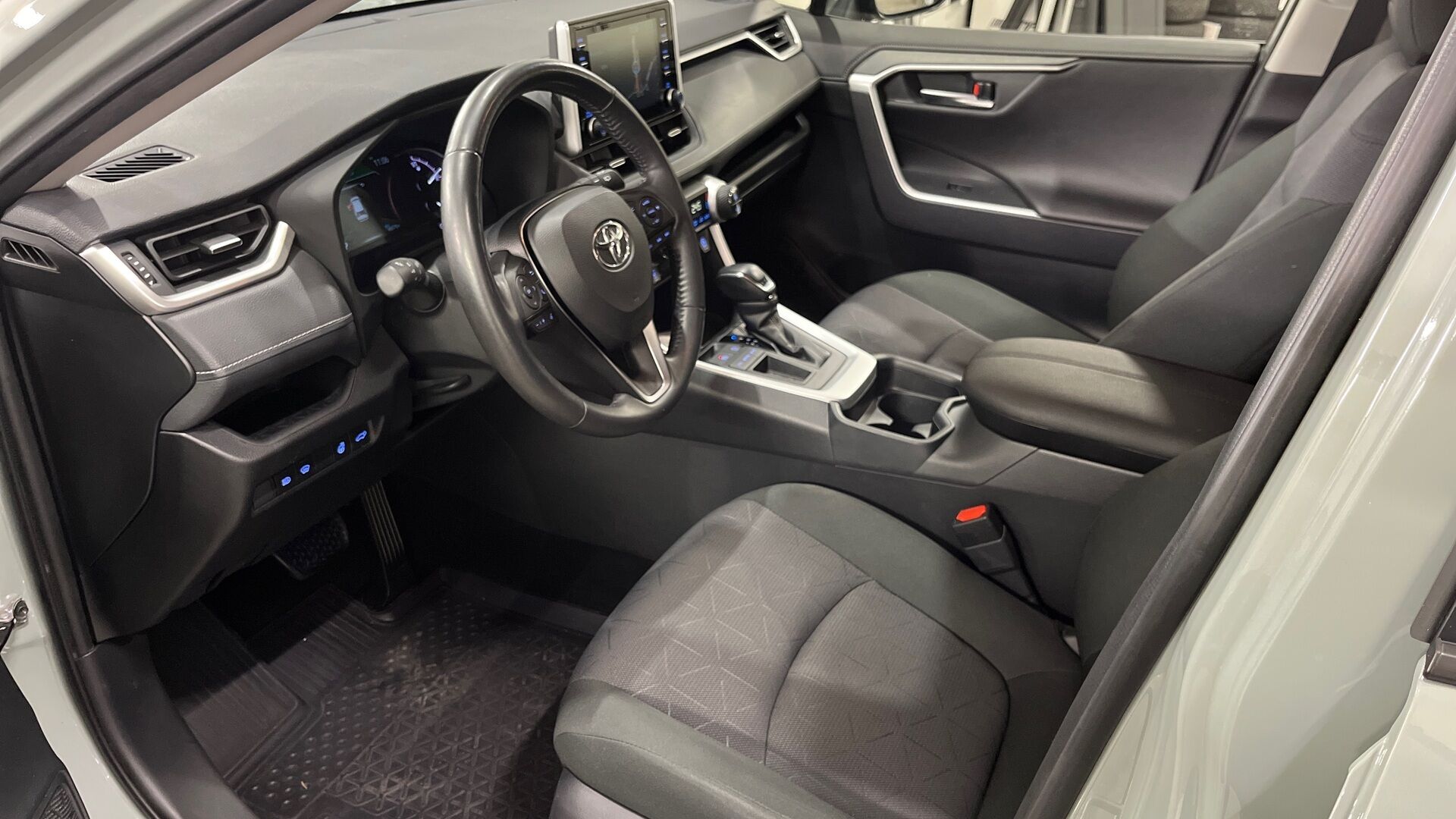 Toyota RAV4 iso kuva 7