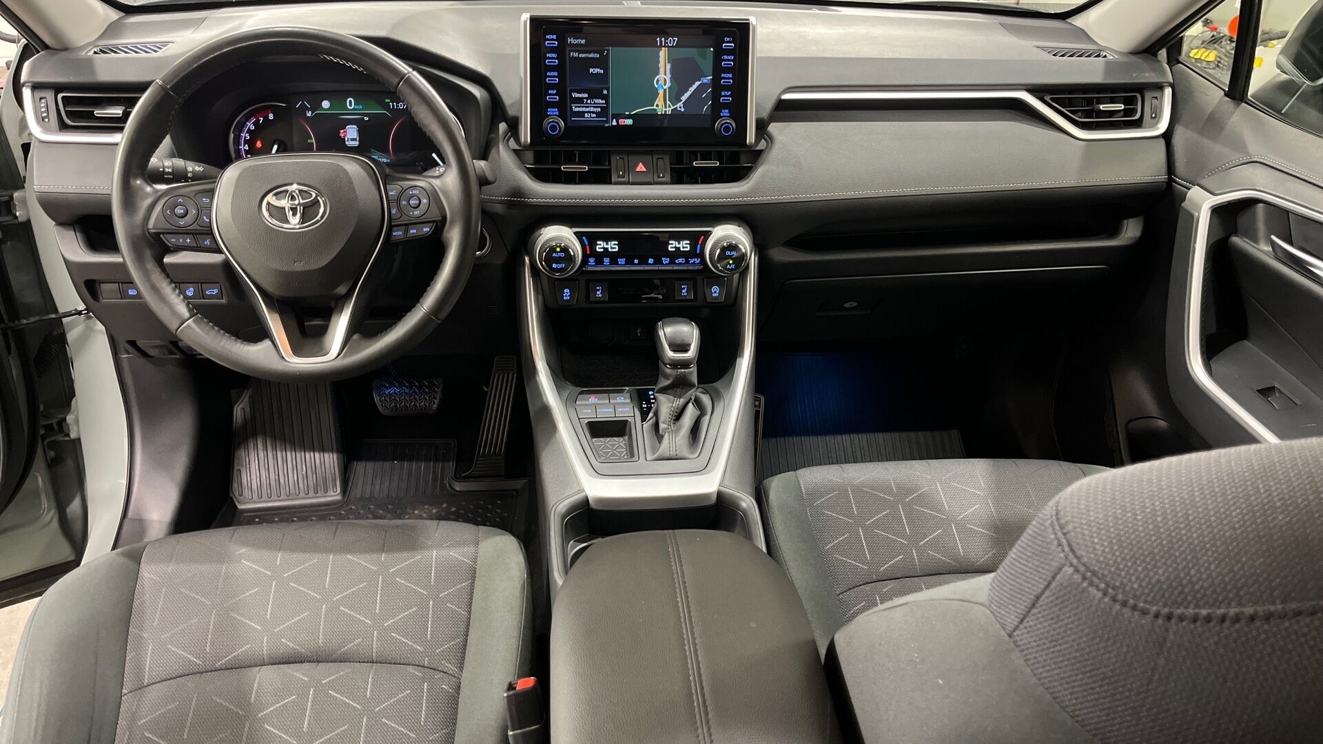 Toyota RAV4 iso kuva 9